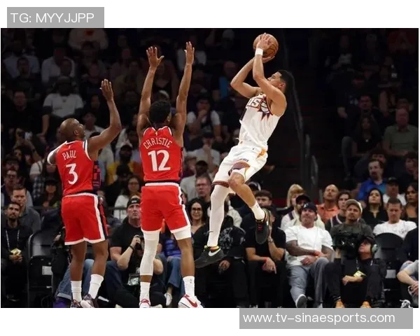 首节对决激烈萨尔高效拿下9分5篮板布克助攻表现抢眼贡献8分6助攻